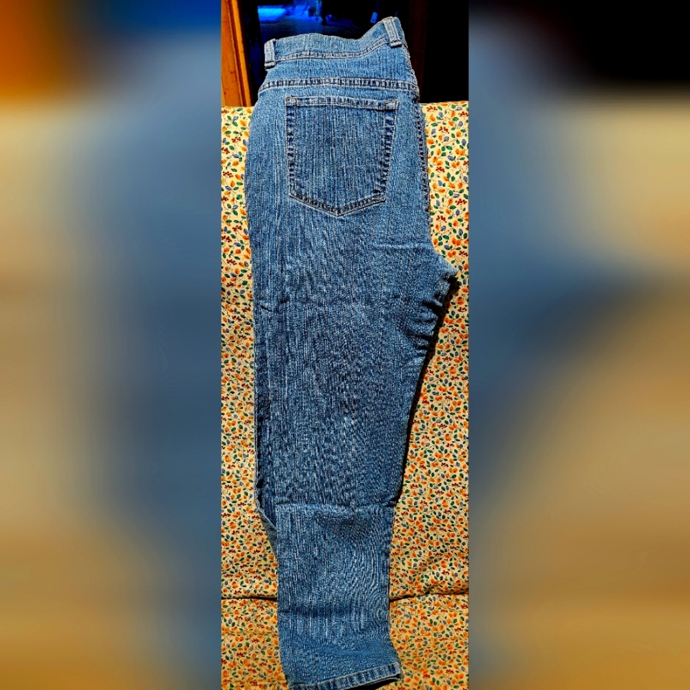 Women's Gloria Vanderbilt Blue Jeans. Size 10